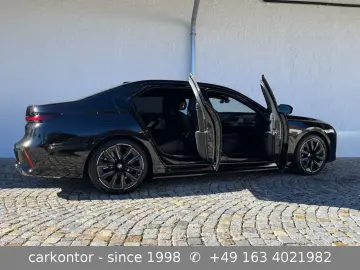 M760e xDrive  M SPORT PRO LOUNGE SEATING PA SKY