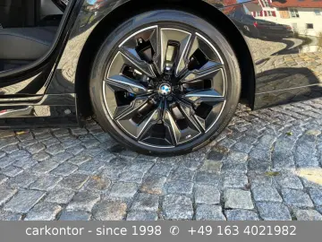 M760e xDrive  M SPORT PRO LOUNGE SEATING PA SKY