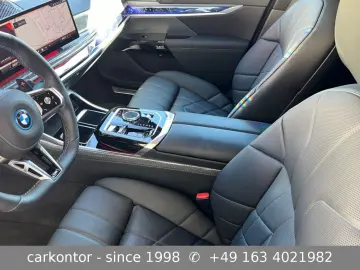 M760e xDrive  M SPORT PRO LOUNGE SEATING PA SKY