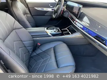 M760e xDrive  M SPORT PRO LOUNGE SEATING PA SKY