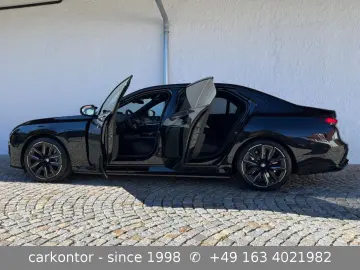 M760e xDrive  M SPORT PRO LOUNGE SEATING PA SKY