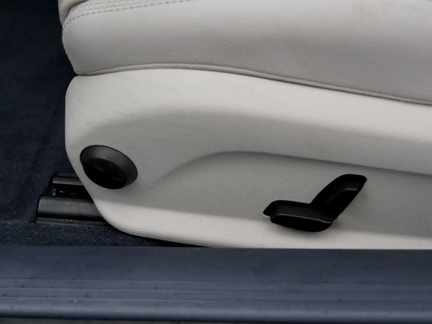 E 220 d Coupé  AMG NIGHT KEYL LED NAVI PANO KAM