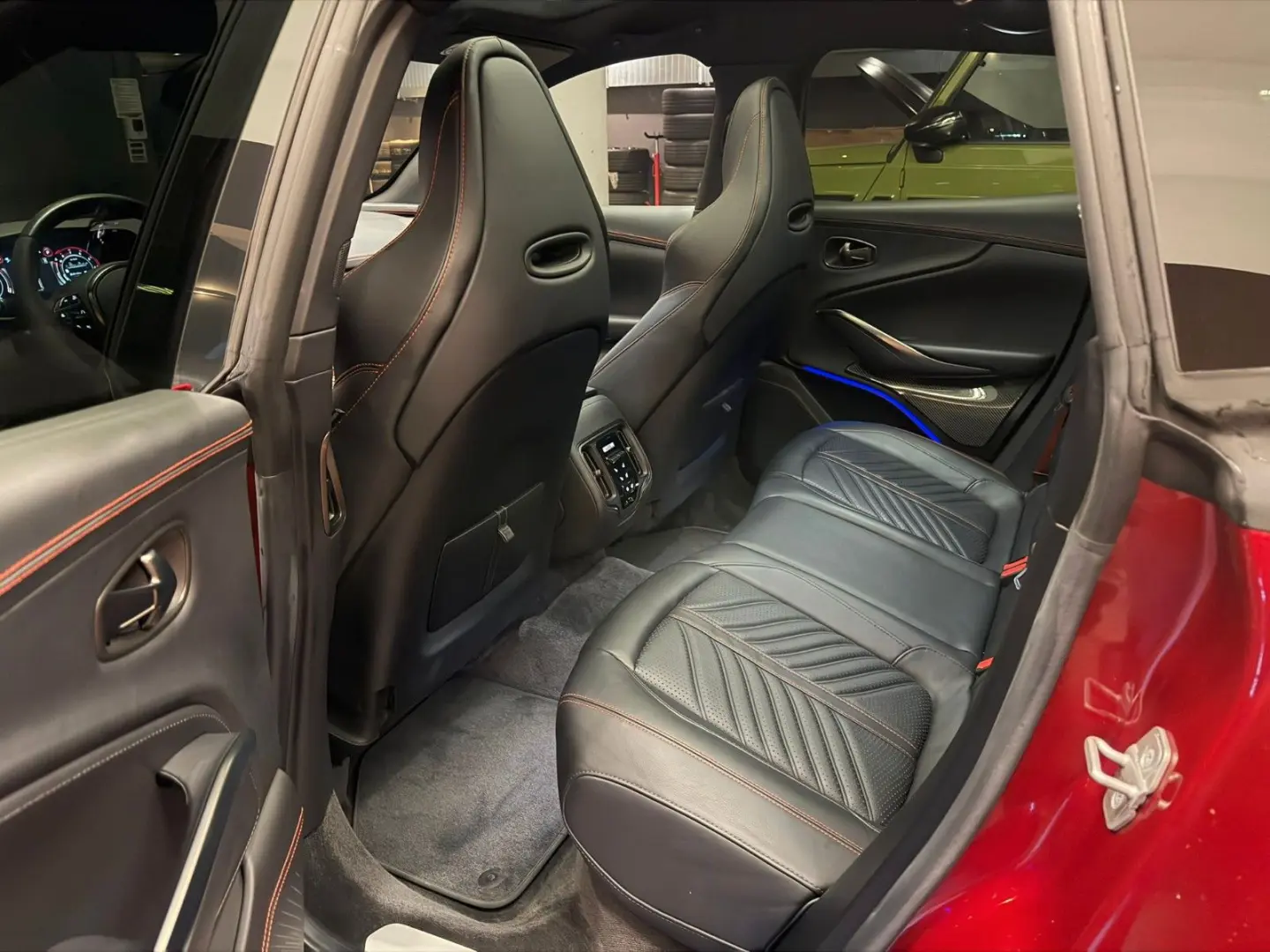 DBX 707 V8 CARBON Q-PAINT NIGHTPAKET 707PS