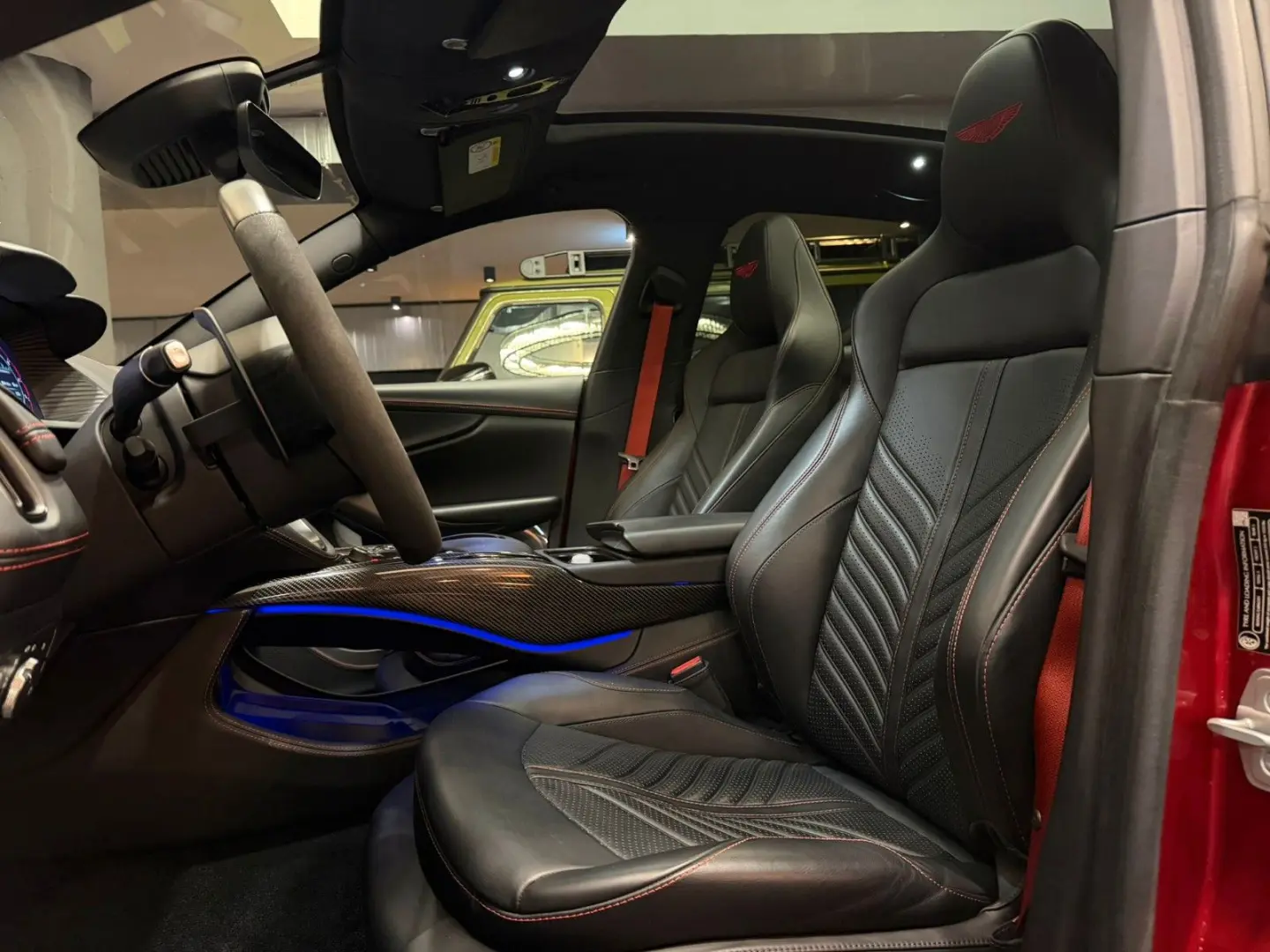 DBX 707 V8 CARBON Q-PAINT NIGHTPAKET 707PS