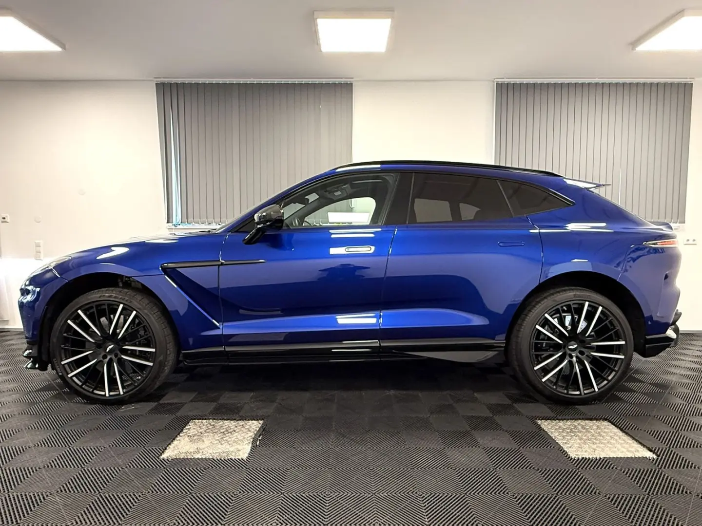 DBX 707   Ion Blue Signature Metallic   Carbon