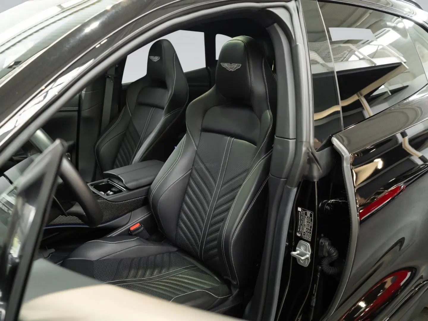 DBX 707   Q Carbon Interieur   Premium Audio