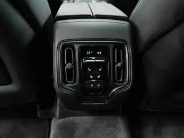 DBX 707   Q Carbon Interieur   Premium Audio