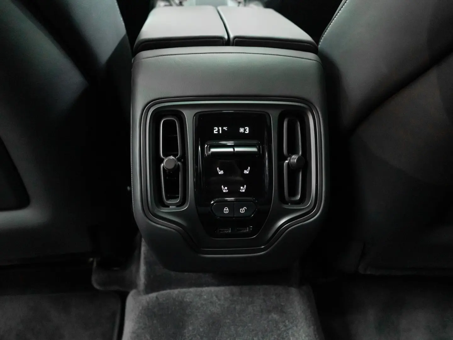 DBX 707   Q Carbon Interieur   Premium Audio