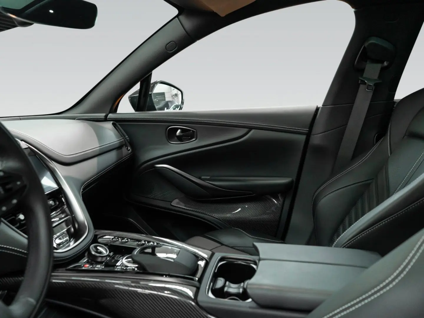 DBX 707   Q Carbon Interieur   Premium Audio