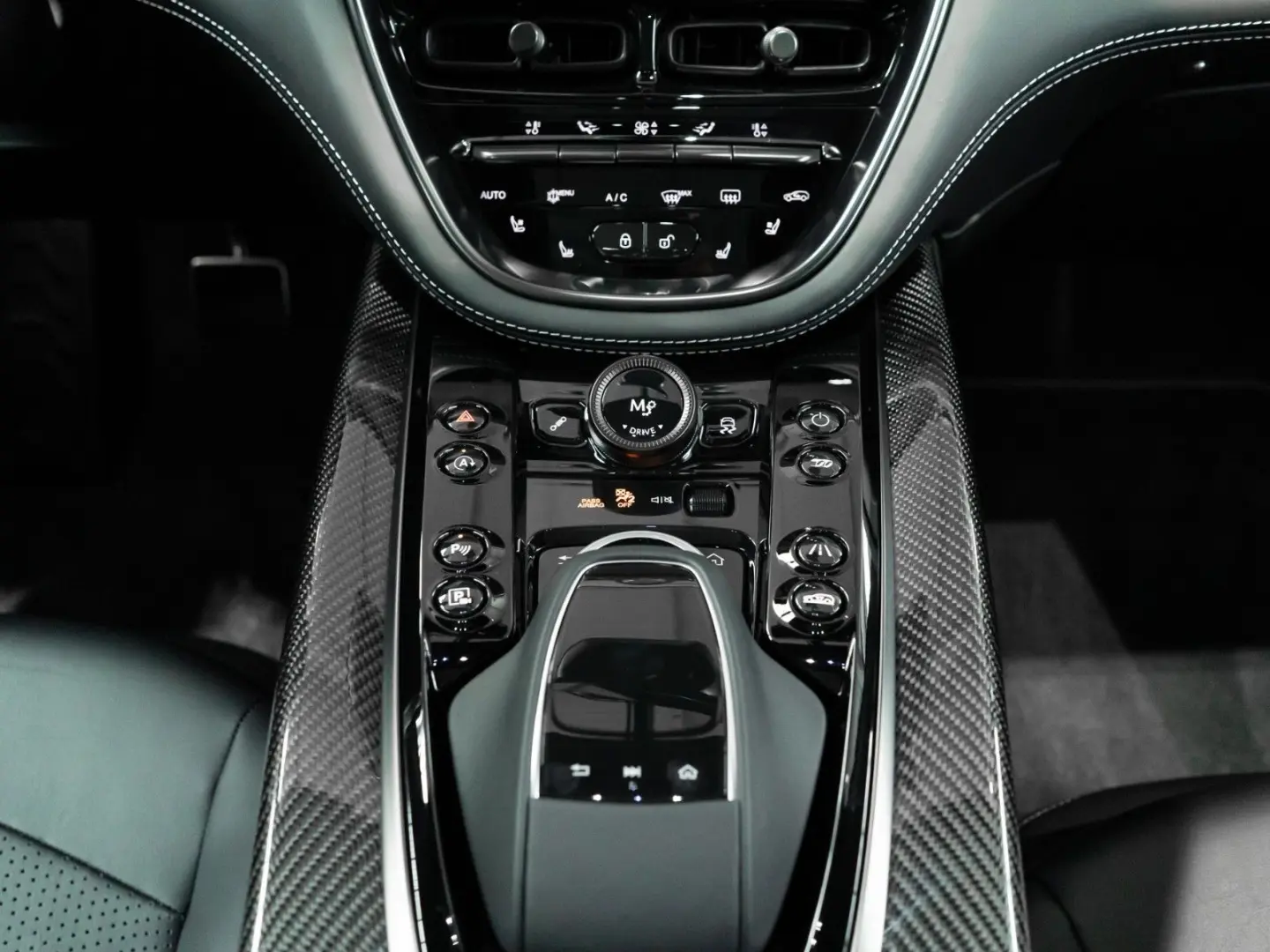 DBX 707   Q Carbon Interieur   Premium Audio