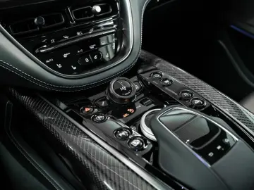 DBX 707   Q Carbon Interieur   Premium Audio