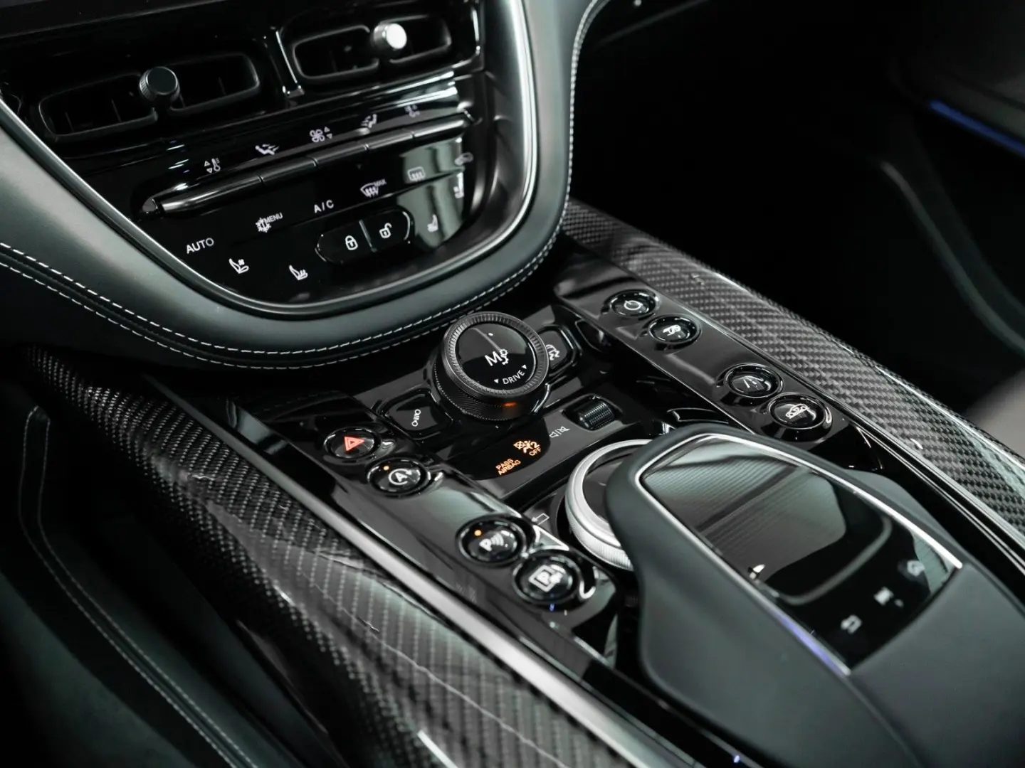 DBX 707   Q Carbon Interieur   Premium Audio