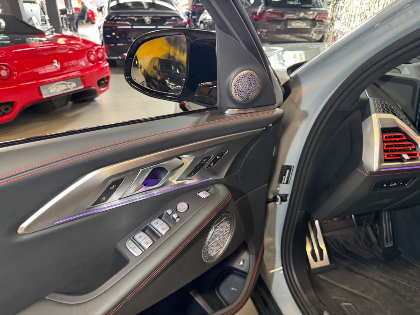 XM Label~BOWERS&WILKIN~HUD~KAMERA 360 ~23