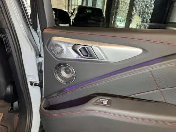 XM Label~BOWERS&WILKIN~HUD~KAMERA 360 ~23