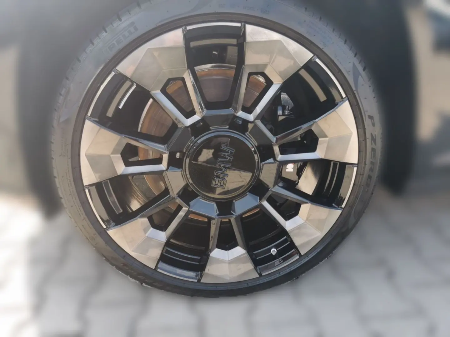 XM Label Red INDIVI KREIDE Sitzbelüft B&W Gestik