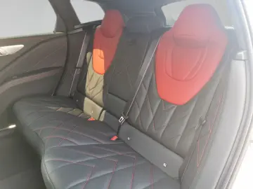 XM Label Red INDIVI KREIDE Sitzbelüft B&W Gestik