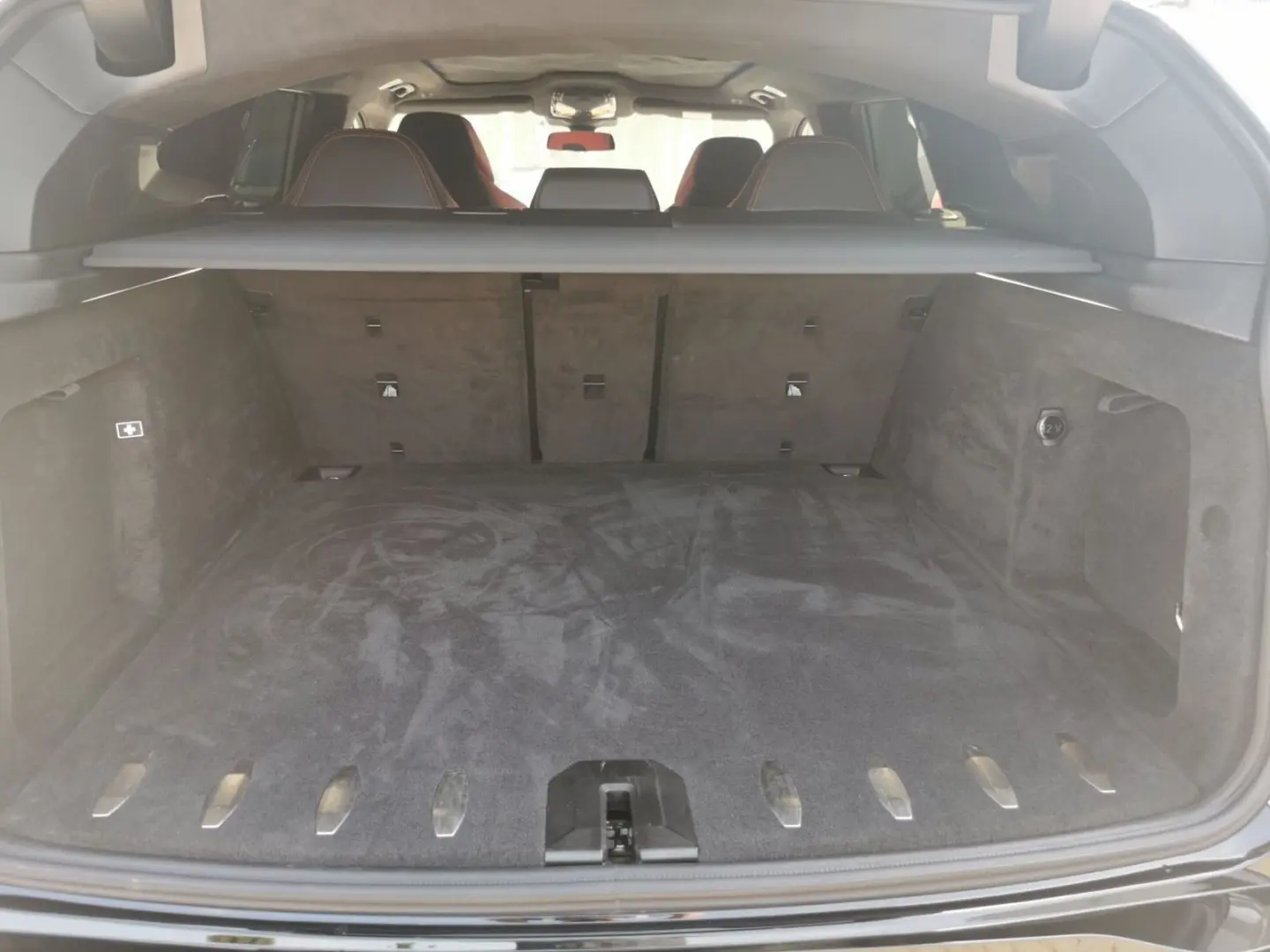 XM Label Red INDIVI KREIDE Sitzbelüft B&W Gestik