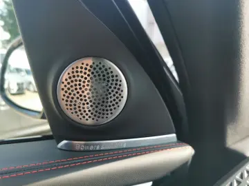 XM Label Red INDIVI KREIDE Sitzbelüft B&W Gestik