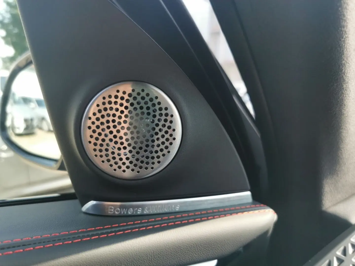 XM Label Red INDIVI KREIDE Sitzbelüft B&W Gestik