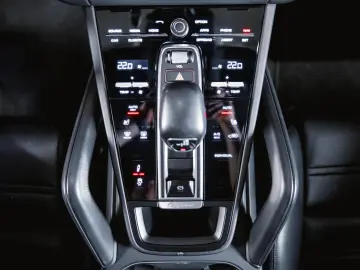 Cayenne E-Hybrid Panoramadach Luftfederung BOSE