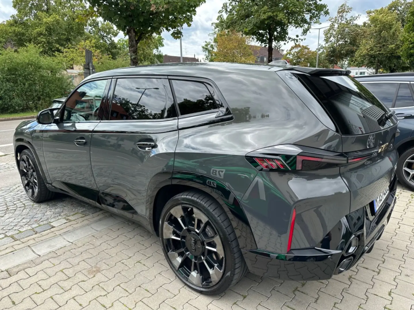 XM 4.4 360  AHK MASSAGE HEAD-UP 23  B&W CARBON