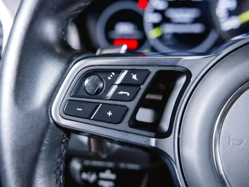 Cayenne E-Hybrid Panoramadach Luftfederung