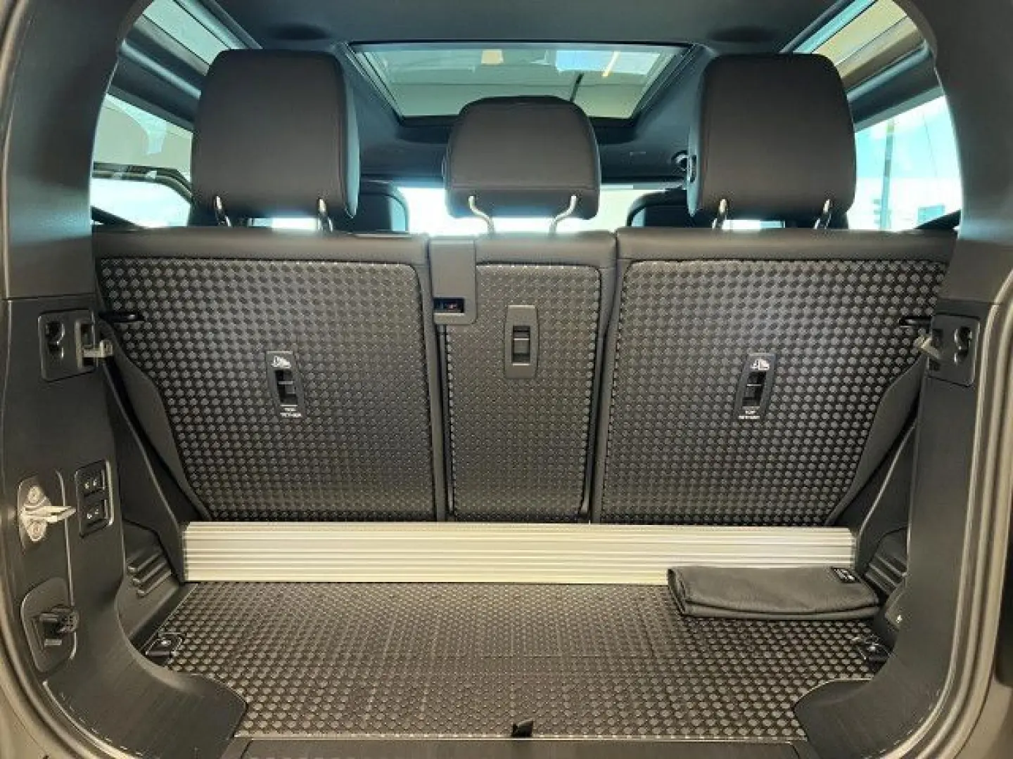 Defender 90 D300 75th Limited Edition Panorama