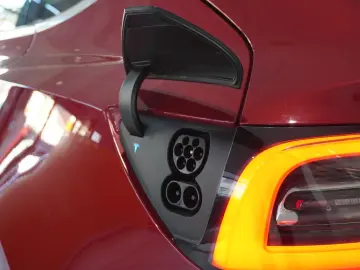 Model 3 LONGRANGE DUAL-MOTOR NAVI KAMERA DAB AHK