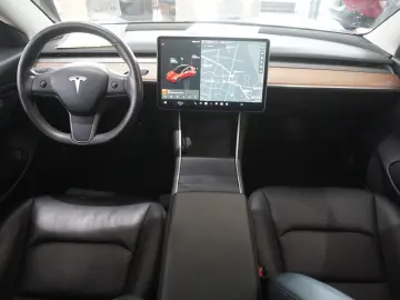 Model 3 LONGRANGE DUAL-MOTOR NAVI KAMERA DAB AHK