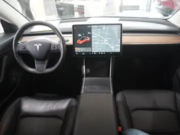 Model 3 LONGRANGE DUAL-MOTOR NAVI KAMERA DAB AHK