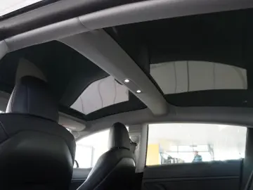 Model 3 LONGRANGE DUAL-MOTOR NAVI KAMERA DAB AHK