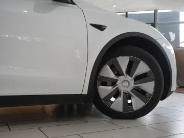 Model Y LONGRANGE DUAL-MOTOR NAVI KAMERA DAB AMD