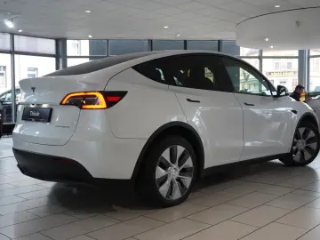 Model Y LONGRANGE DUAL-MOTOR NAVI KAMERA DAB AMD