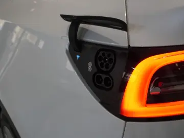 Model Y LONGRANGE DUAL-MOTOR NAVI KAMERA DAB AMD