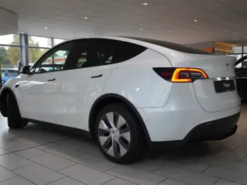 Model Y LONGRANGE DUAL-MOTOR NAVI KAMERA DAB AMD