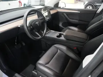 Model Y LONGRANGE DUAL-MOTOR NAVI KAMERA DAB AMD