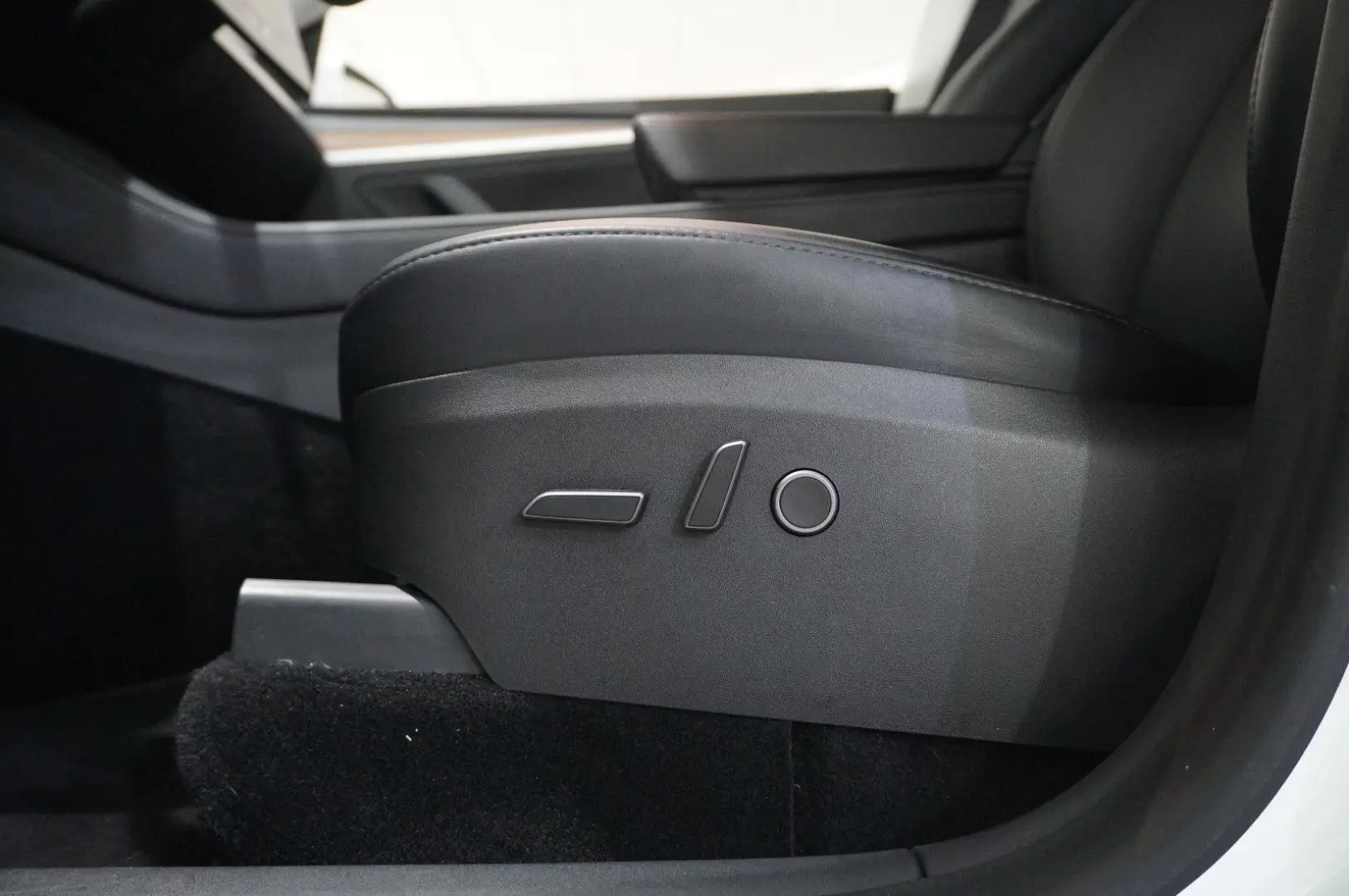 Model Y LONGRANGE DUAL-MOTOR NAVI KAMERA DAB AMD