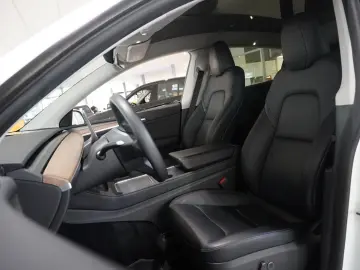 Model Y LONGRANGE DUAL-MOTOR NAVI KAMERA DAB AMD