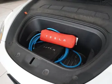 Model Y LONGRANGE DUAL-MOTOR NAVI KAMERA DAB AMD