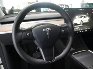 Model Y LONGRANGE DUAL-MOTOR NAVI KAMERA DAB AMD