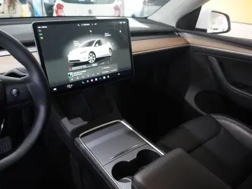Model Y LONGRANGE DUAL-MOTOR NAVI KAMERA DAB AMD