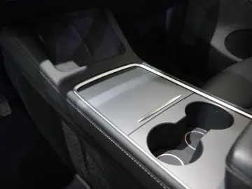 Model Y LONGRANGE DUAL-MOTOR NAVI KAMERA DAB AMD
