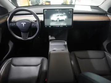 Model Y LONGRANGE DUAL-MOTOR NAVI KAMERA DAB AMD