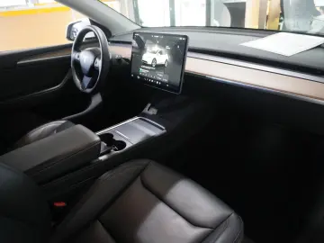 Model Y LONGRANGE DUAL-MOTOR NAVI KAMERA DAB AMD