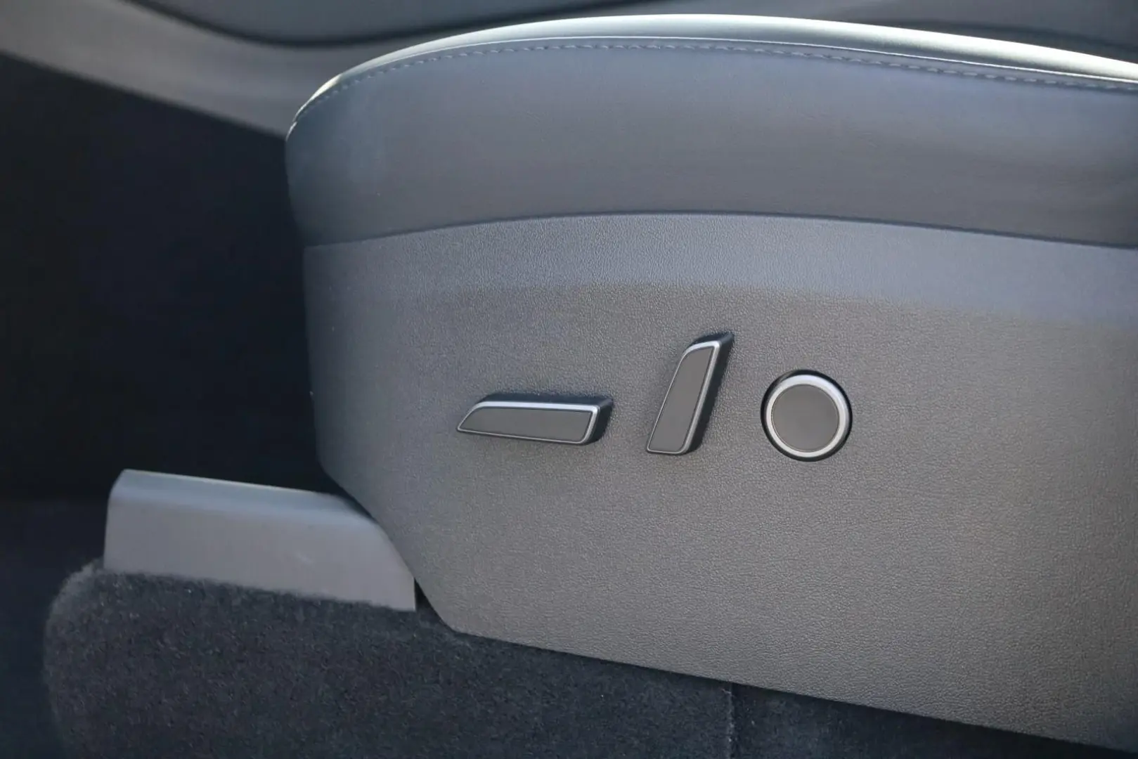 Model Y Long Range Dual AWD   MWST PANO MATRIX