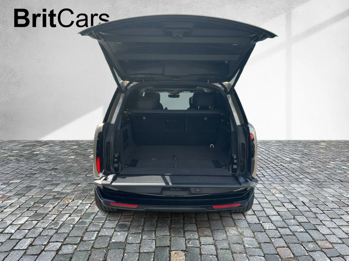 Range Rover LWB 4.4 Benzin P615 SV NP 300.000