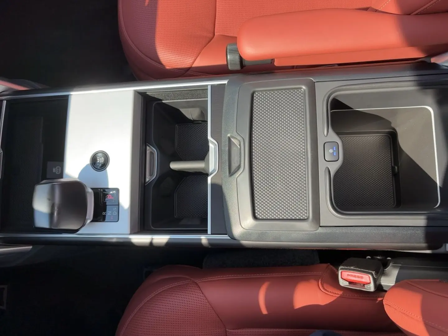 Range Rover LWB 4.4 Benzin P615 SV NP 300.000