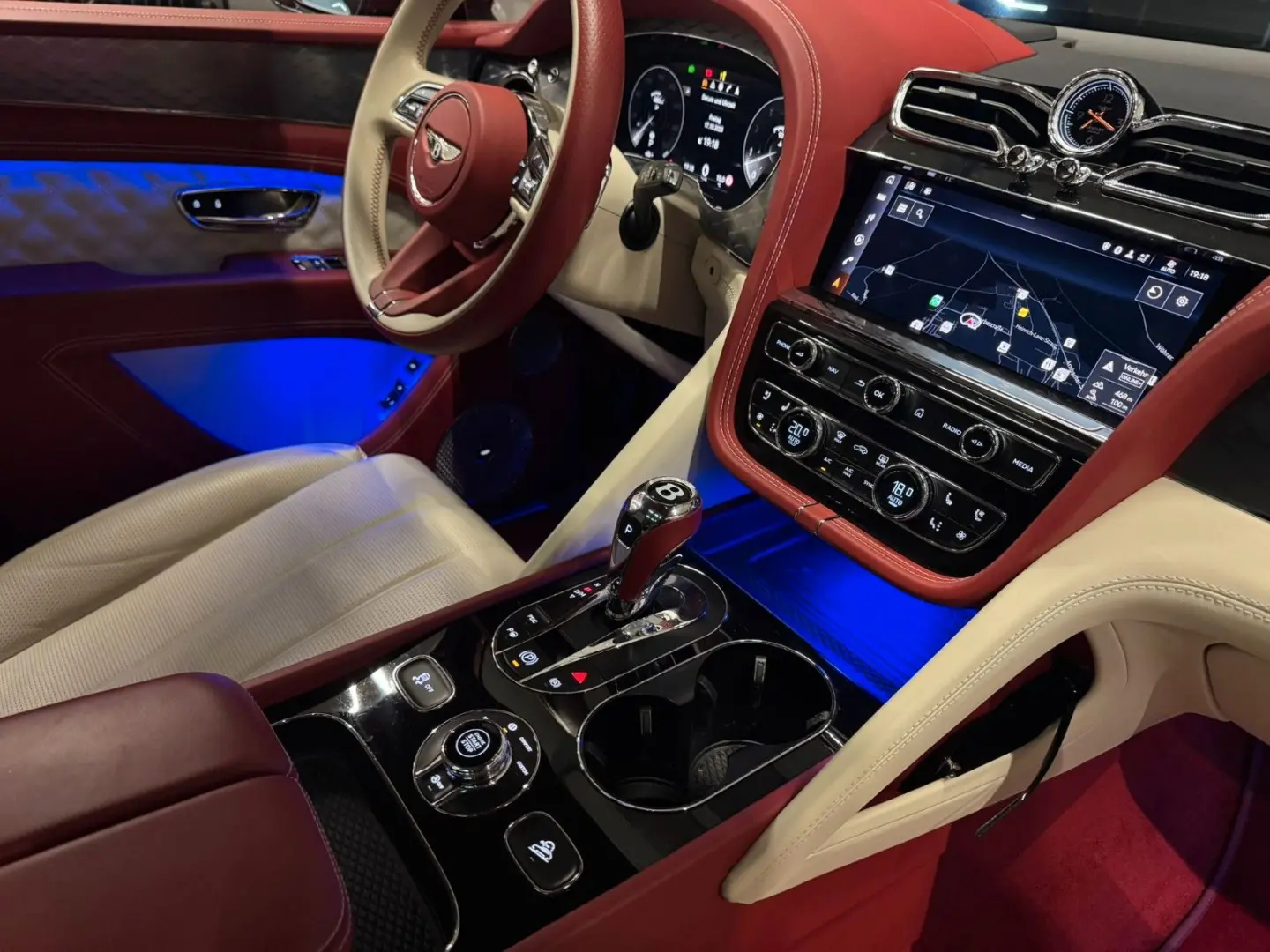 BENTAYGA AZURE DUO TONE MULLINER 4-SEATS FULLY