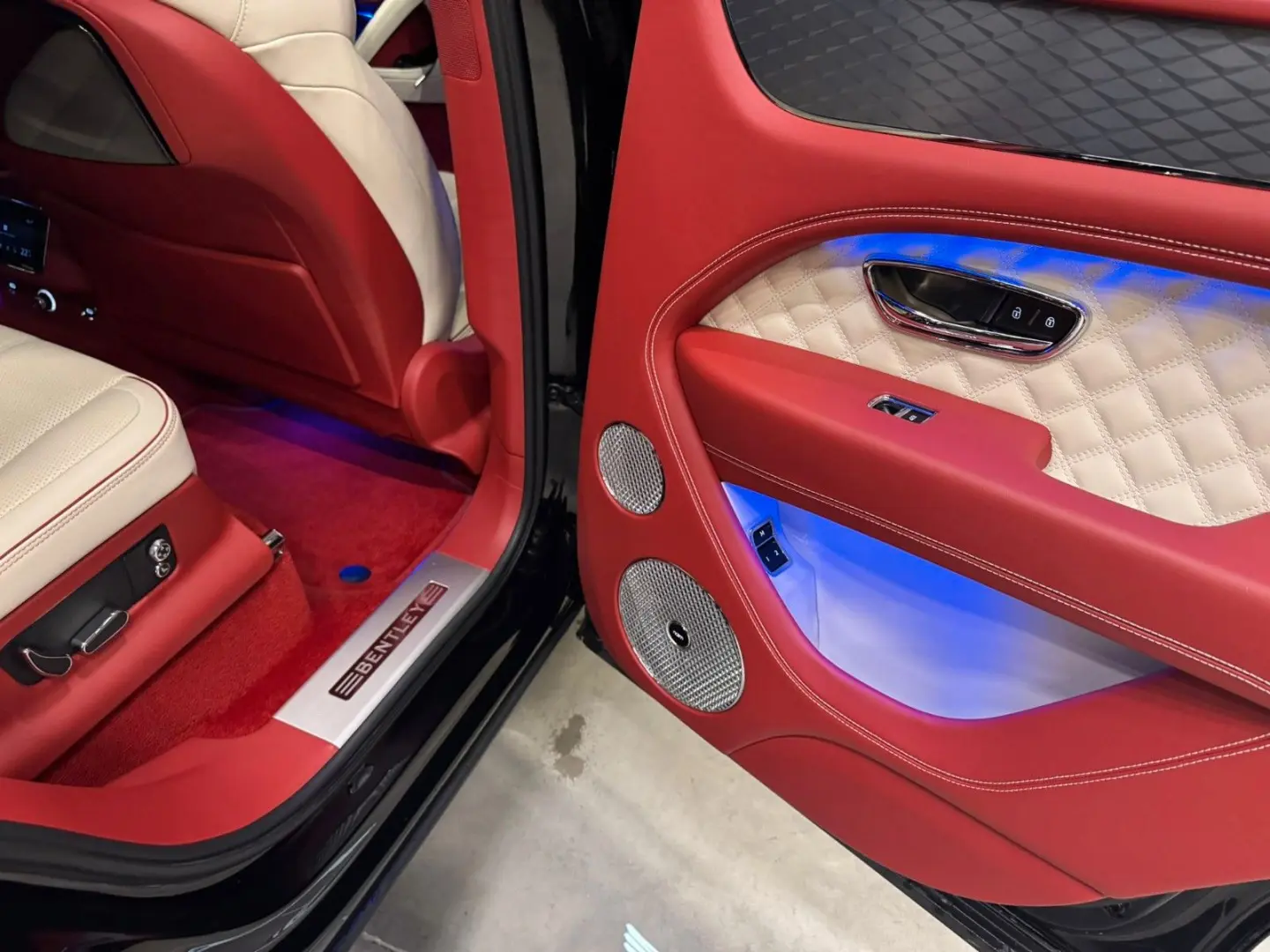 BENTAYGA AZURE DUO TONE MULLINER 4-SEATS FULLY