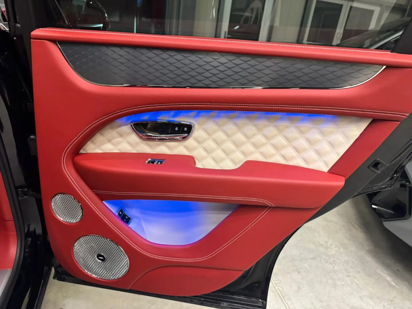 BENTAYGA AZURE DUO TONE MULLINER 4-SEATS FULLY